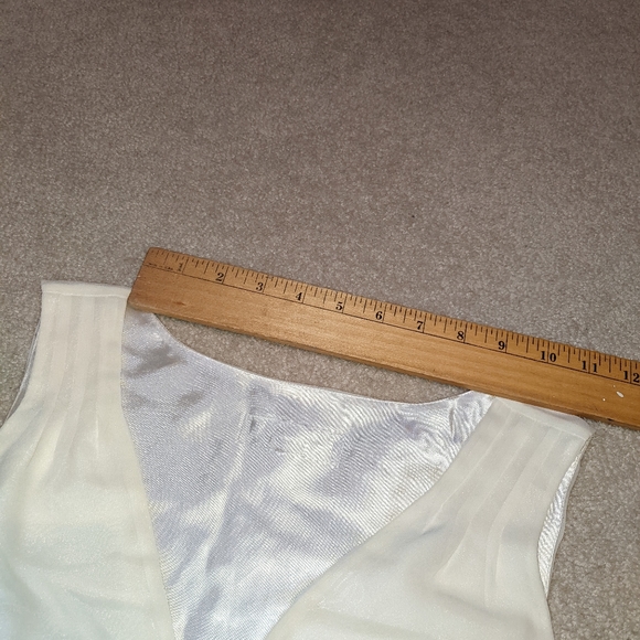 Fancy sleeveless v-neck top - Picture 6 of 15